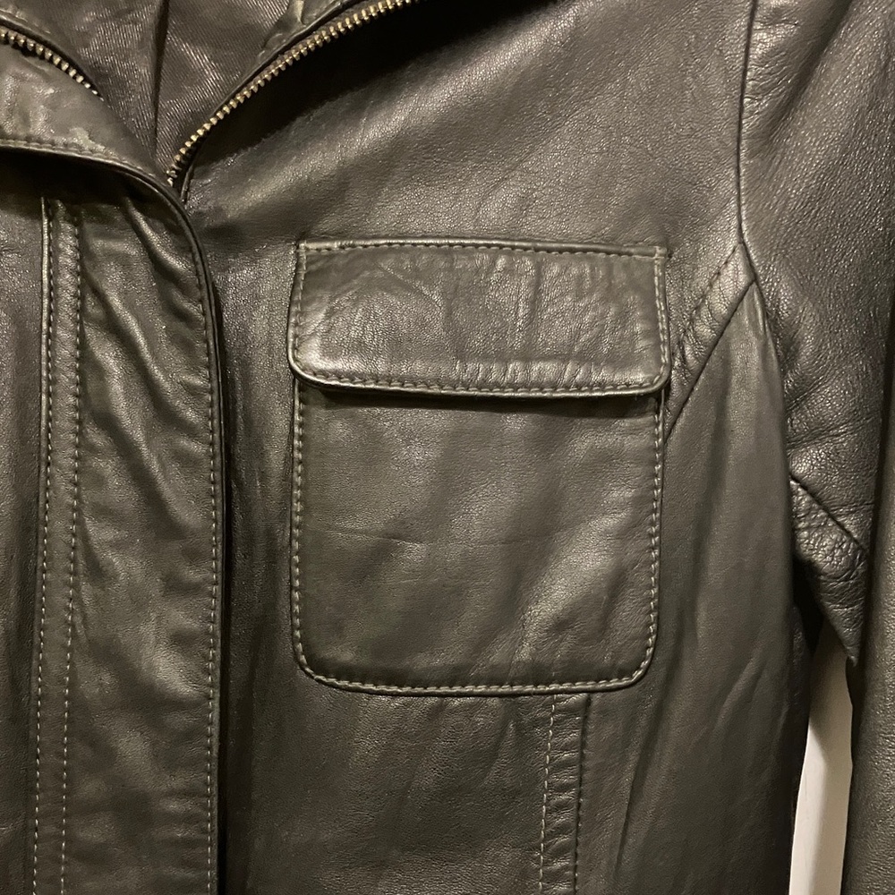 Semi-fitted Black Leather Jacket - Excellent Condition - Picture 3 of 5